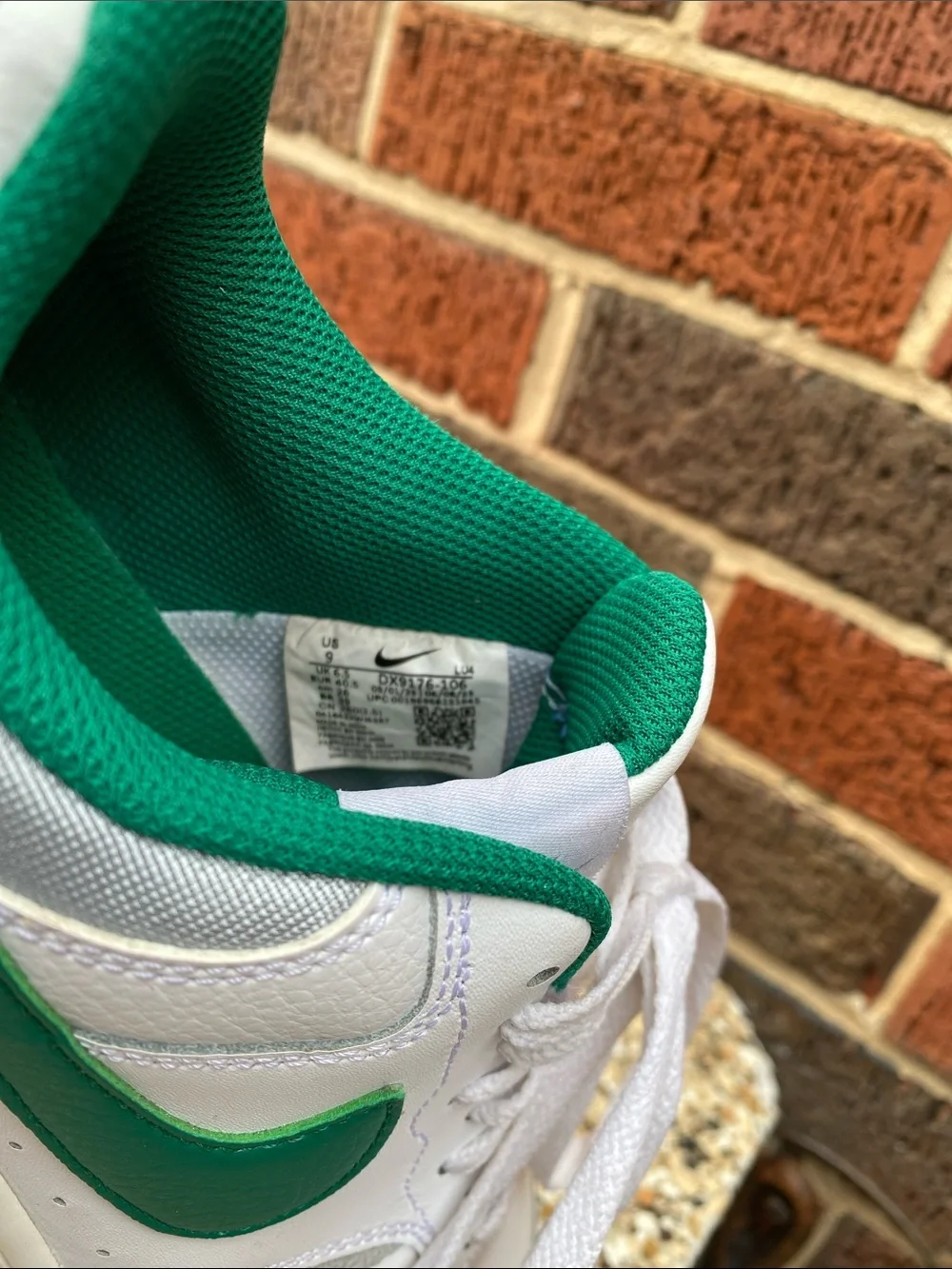 Nike Men’s White & Green Low-Top Sneakers — Classic Swoosh Design